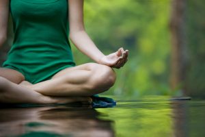Position of the half lotus to practice mindfulness meditation