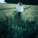 Femme marchant dans un champ de blé