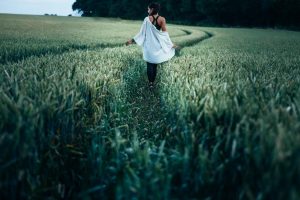 Femme marchant dans un champ de blé